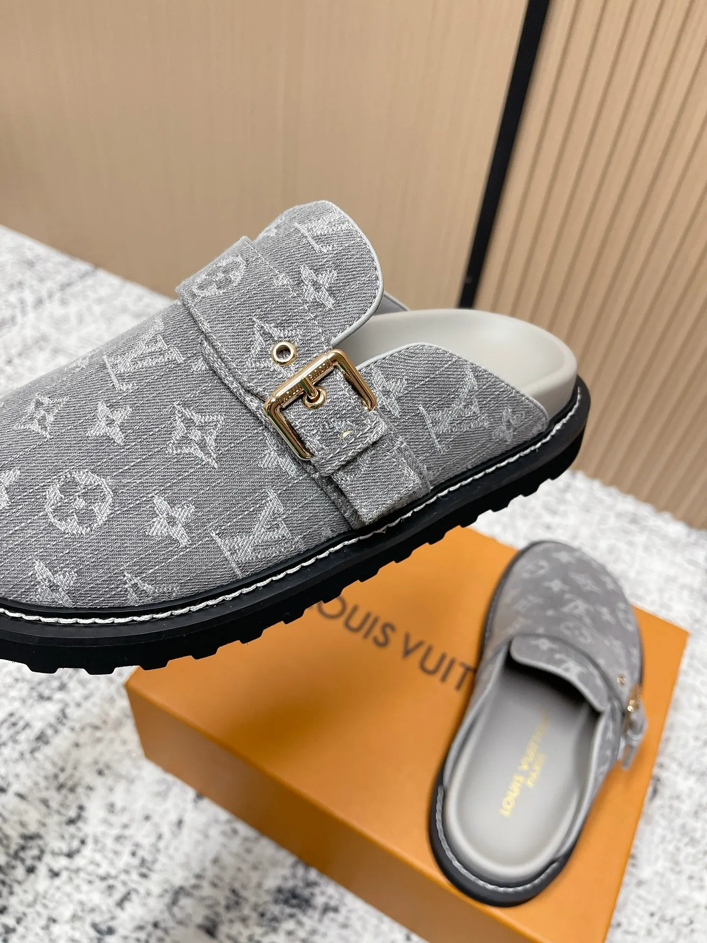 [L Family] P: 460💰 Size: 35-46 (female 40.41, male 45 46 custom-made) Top version Louis vuitton Lv new couple Birkenstock slippers. Cute and cute, not too good on the feet. Simple and high-end slingback design. Ready to wear and go. Good news for lazy people. Imported cowhide leather upper/imported old calico. Original hardware buckle, original molded high-density foam outsole.